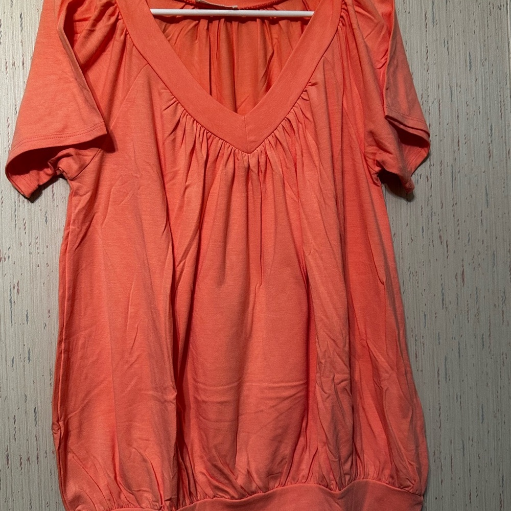 Zenana Outfitters Coral Short Sleeve V-Neck Top. PTP 19-27